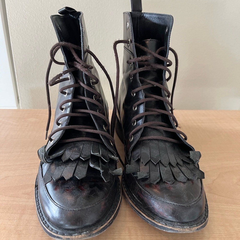Chocolate brown leather lace up boots. Size IT 35